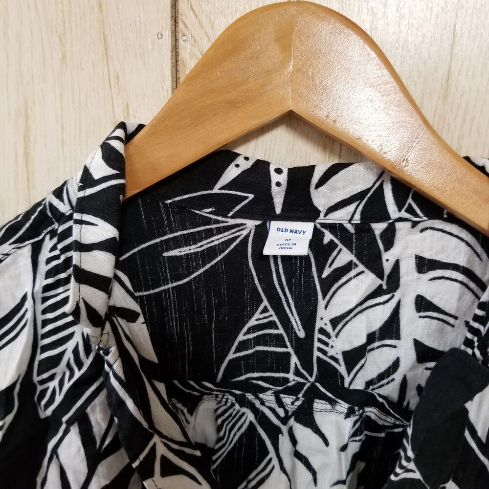 Old Navy Black & White Topical button down blouse M - Picture 4 of 4